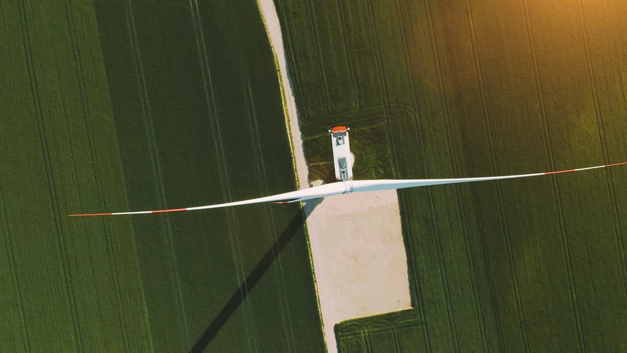 turbinas eólicas y campos agrícolas en un día de verano