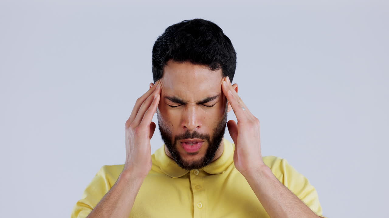 hombre, dolor de cabeza y enfermo en el estudio por estrés