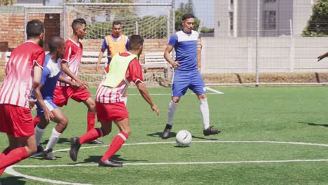 jugadores de fútbol que juegan en el campo