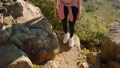 pareja cogida de la mano hombre ayudando a su novia escalada de montaña senderismo disfrutando de viajes al aire libre aventura pov