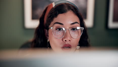 mujer concentrándose en la computadora