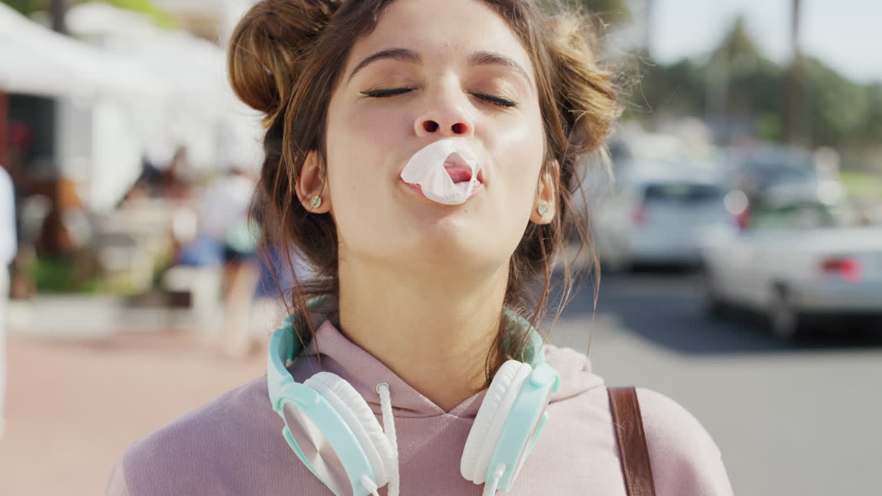 moda, verano y cara de chica con chicle