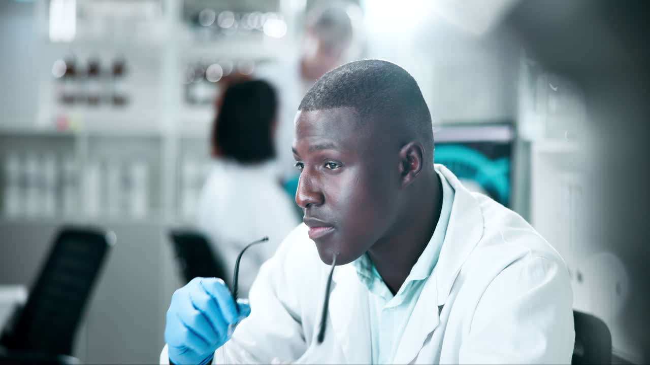Scienziati che lavorano in un laboratorio