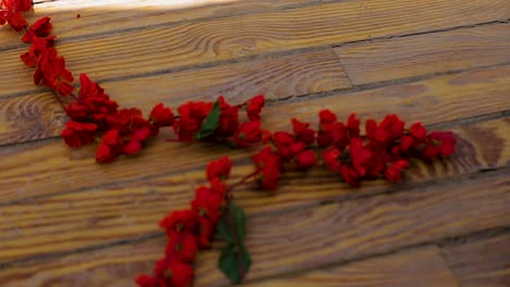 puente de madera decorado con flores rojas camino sobre la cabeza disparo de primer plano video