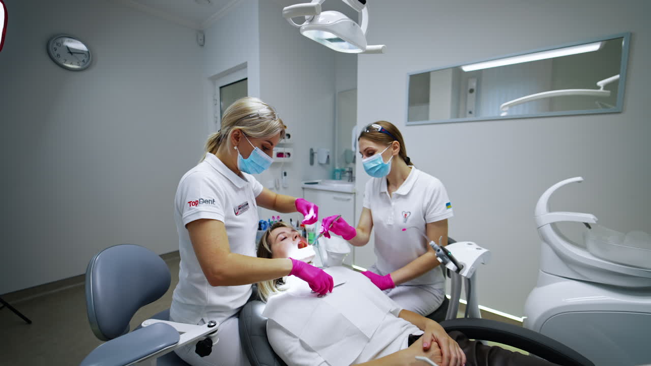Procedimiento dental en una clínica