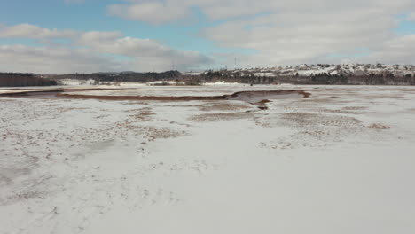 Luftdrohnenansicht,-Die-über-Einen-Schneebedeckten-Salzsumpf-Entlang-Der-Atlantikküste-In-Kanada-Fliegt