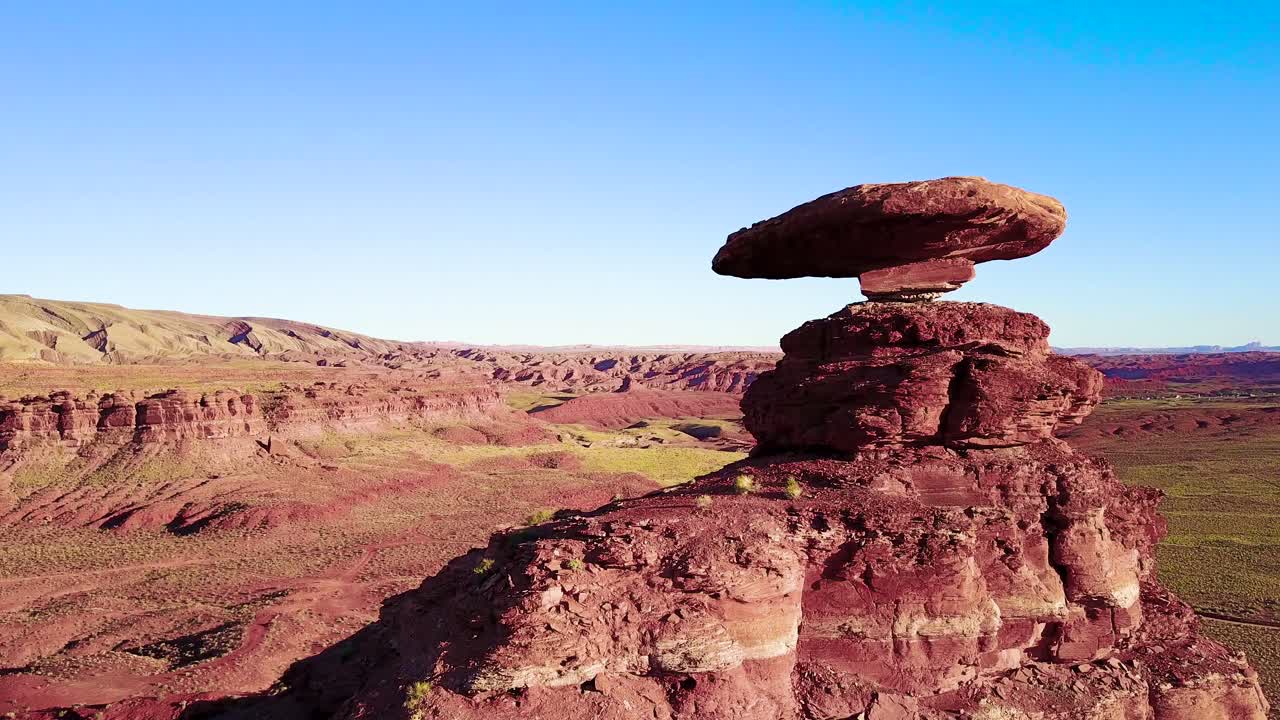 남부 유타 5의 멕시코 모자 암석 위의 놀라운 공중