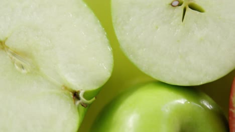 Manzanas-Verdes-Con-Gotas-De-Agua