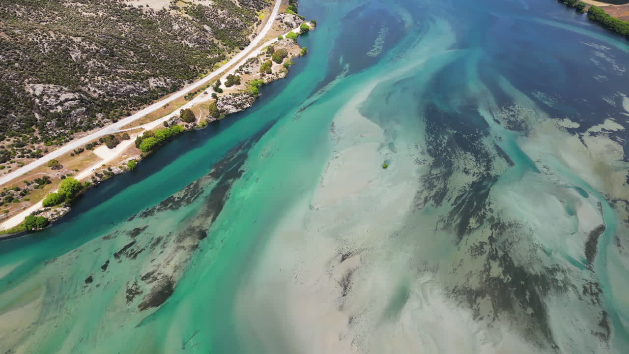 agua turquesa del río clutha junto al lago dustan, nueva zelanda, panorama aéreo