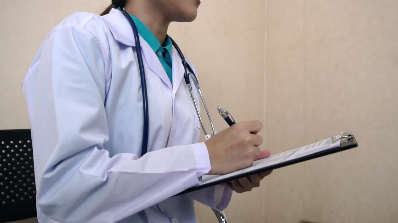 mujer embarazada y médico ginecólogo en el hospital