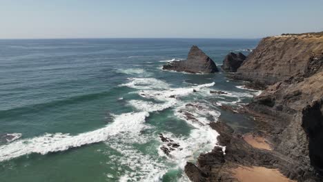 día de verano en una hermosa playa con acantilados en costa vicentina, alentejo, portugal