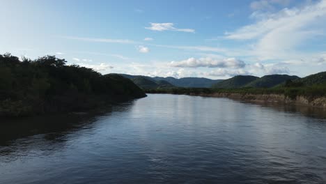 Barco-Navegando-En-Aguas-De-Río,-Punto-De-Vista-Frontal-Del-Paisaje-Prístino-De-Las-Zonas-Rurales-De-América-Del-Sur