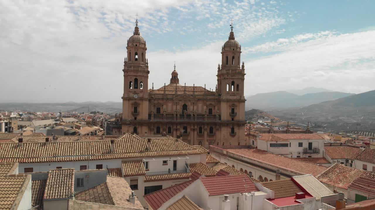 españa catedral de jaén, catedral de jaén, tomas voladoras de esta antigua iglesia con un dron a 4k 24fps usando un filtro nd también se puede ver el casco antiguo de jaén