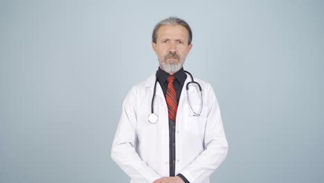 el doctor advierte severamente.