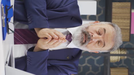 video vertical de un viejo hombre de negocios enfermo estornudando.