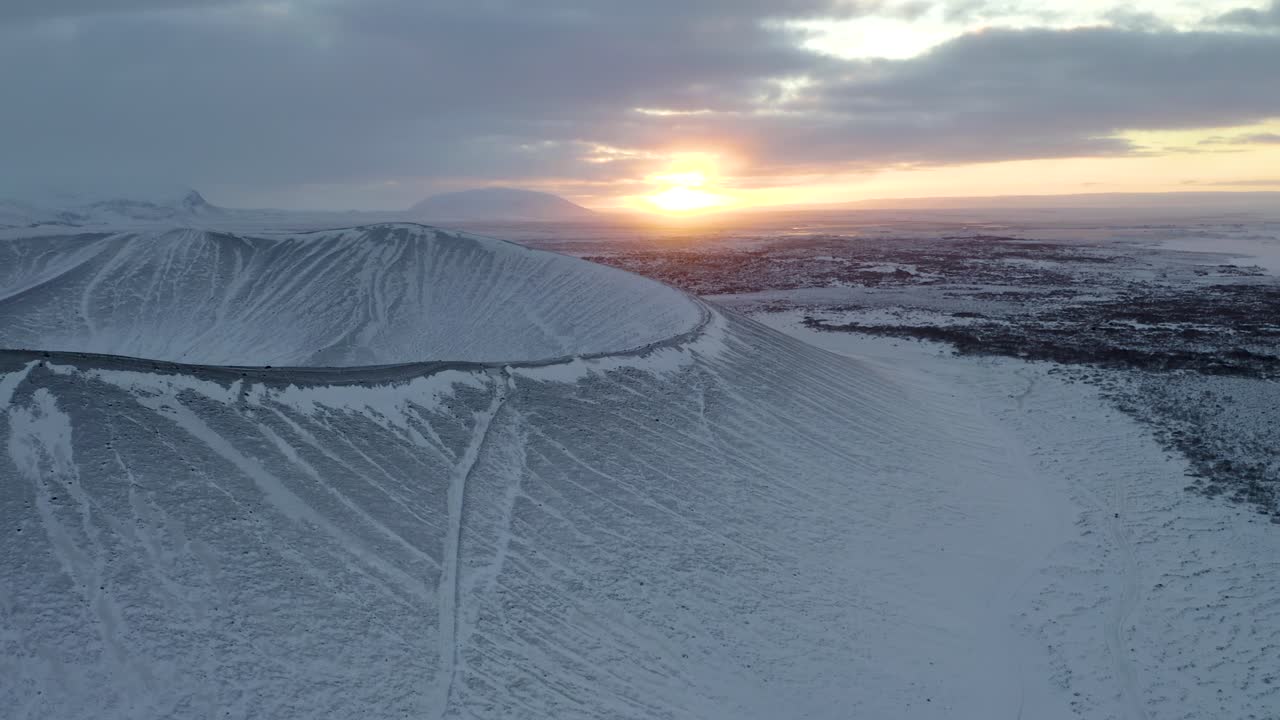 Hverfjall vulkankrater nær Mývatn-søen i det nordlige Island under gylden solnedgang i november – Luftfoto ved indflyvning.