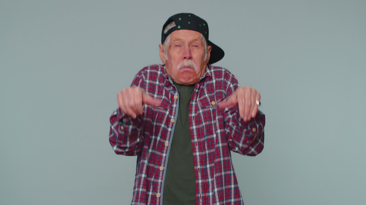 재미있고 즐거운 남자가 장난스러운 어리석은 얼굴 표정을 짓고, 미소를 짓고, 혀를 드러내며 장난을 치고