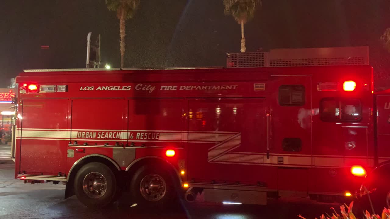 도시 수색 및 구조 트럭이 응답합니다.