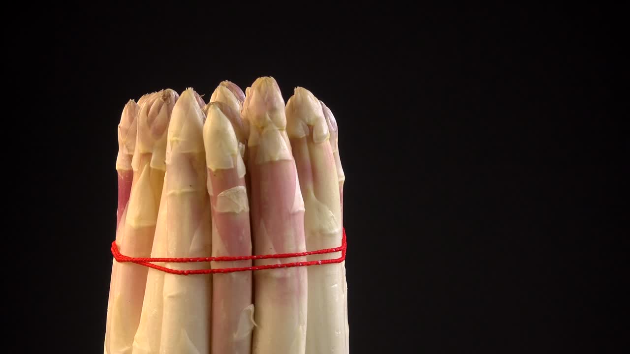 porción de espárragos blancos frescos en la mesa giratoria