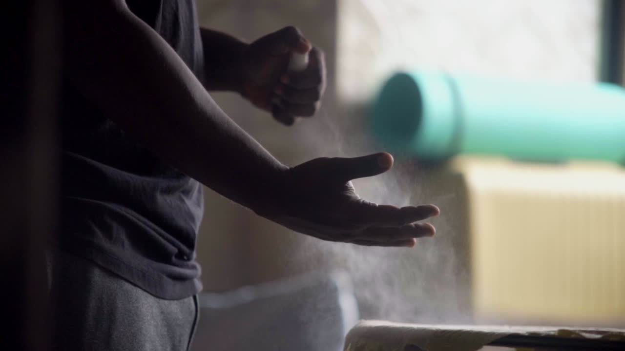 rociar desinfectante en aerosol pequeño en la mano y luego frotar ambos después de llegar a casa cerrar en cámara lenta