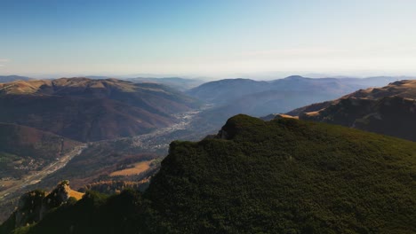 drone rotar alrededor de las montañas escénicas pico en pietra arsa montañas valle de prahova rumania