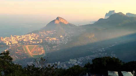 Vista-Aérea-De-Los-Distritos-De-Leblon,-Givea-Y-Lagoa-Con-La-Pista-De-Caballos-Del-Jockey-Club-En-Medio-De-La-Montaña-Corcovado-En-Un-Día-Soleado