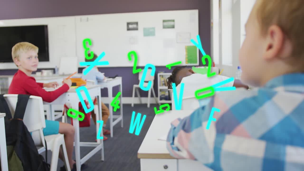 편지와 숫자의 애니메이션 행복한 백인 학교 소년들이 수업에서 책상에서 이야기하고 있습니다.