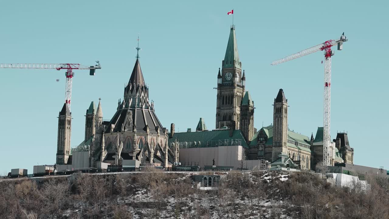 vista primaveral del parlamento de canadá en construcción desde el otro lado del río ottawa en gatineau, quebec