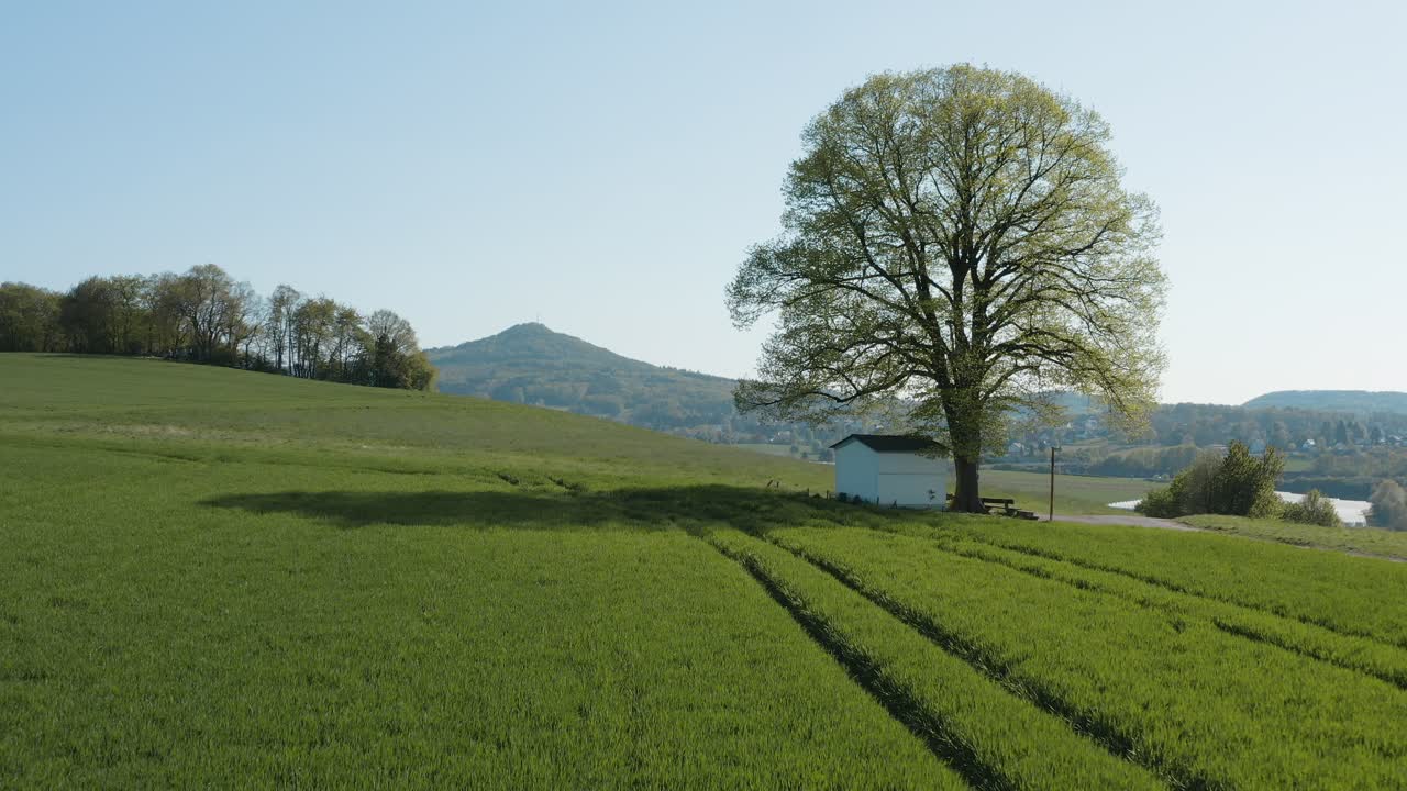드론 - 잔디가 있는 들판에 있는 알 외로운 예배당의 공중 파노라마 샷과 7개의 산의 파노라마가 있는 도로 - siebengebirge 30p