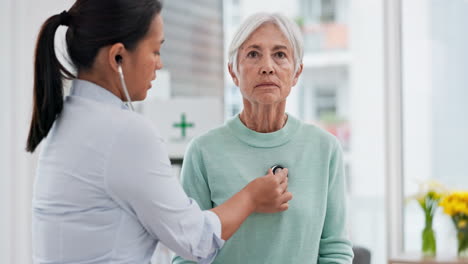 mujer vieja, médico o estetoscopio para comprobar