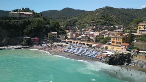 Vista-Aérea-Cinematográfica-De-Monterosso,-Cinque-Terre,-Italia.