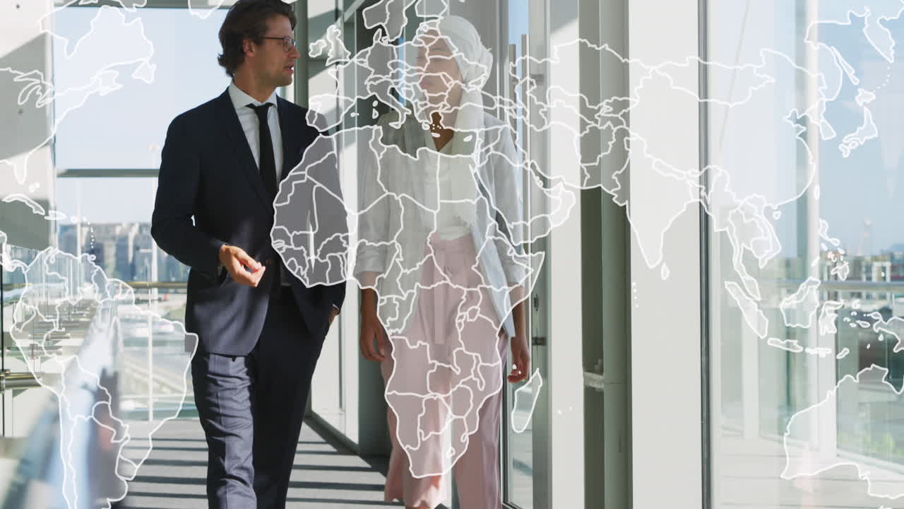 animación del mapa del mundo contra diversos hombres y mujeres de negocios discutiendo en la oficina