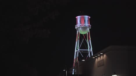 torre de agua iluminada como una lata de caramelo para navidad | gilbert, az torre de agua