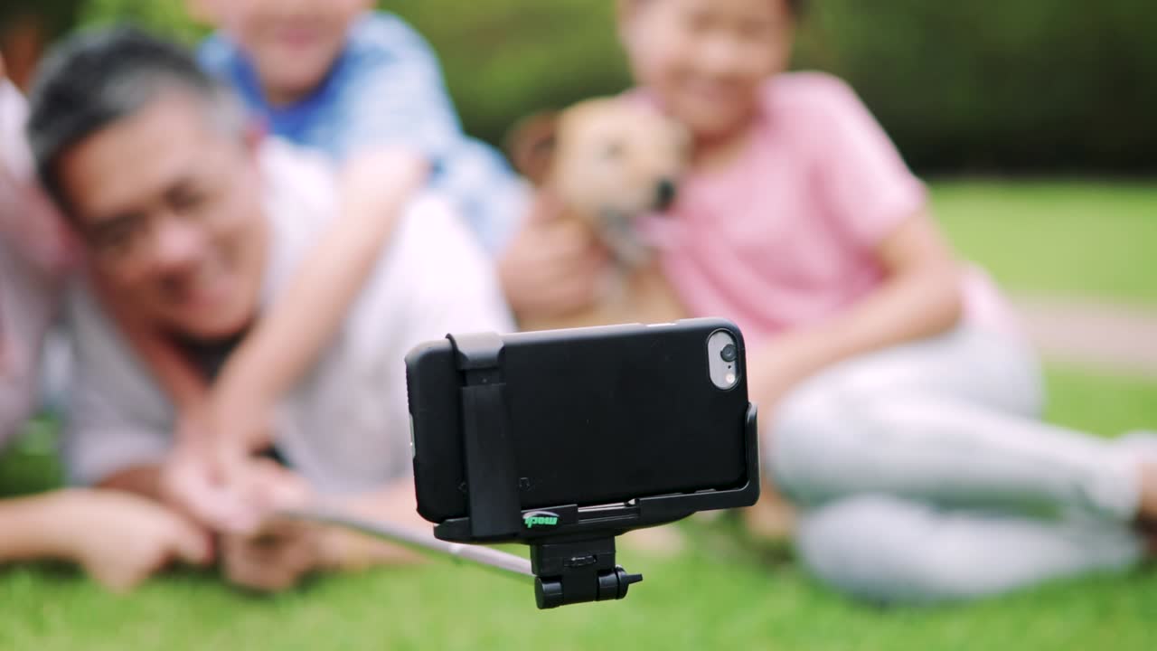 selfie familiar en el jardín