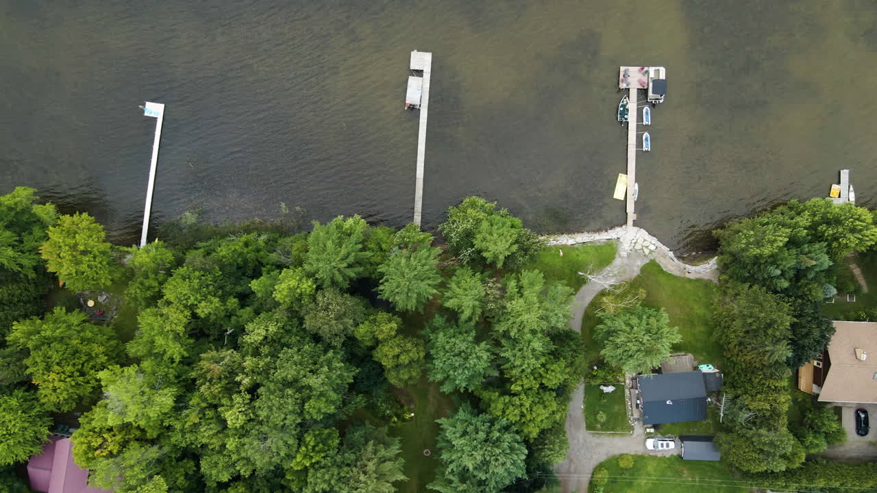 산 속 의 럭셔리 휴양지 의 호수 연안 에 있는 사설 항구 를 가로질러 트럭 을 운반 하는  ⁇