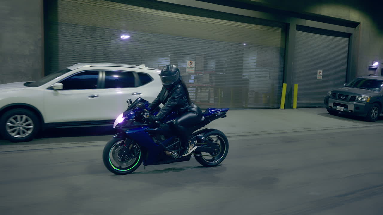 una mujer monta su motocicleta por el centro de los angeles