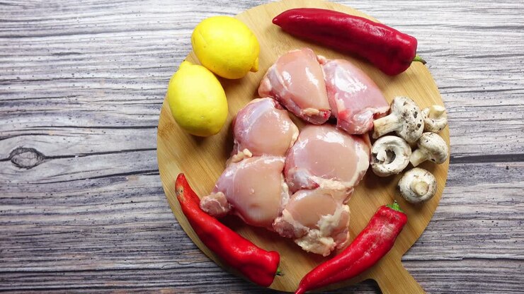 Pollo con limoni, peperoni rossi e funghi