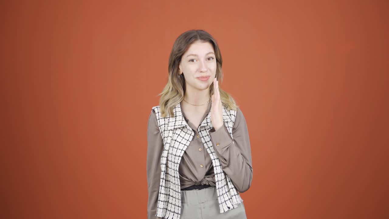 젊은 여성은 카메라에 "와우"라고 말합니다.