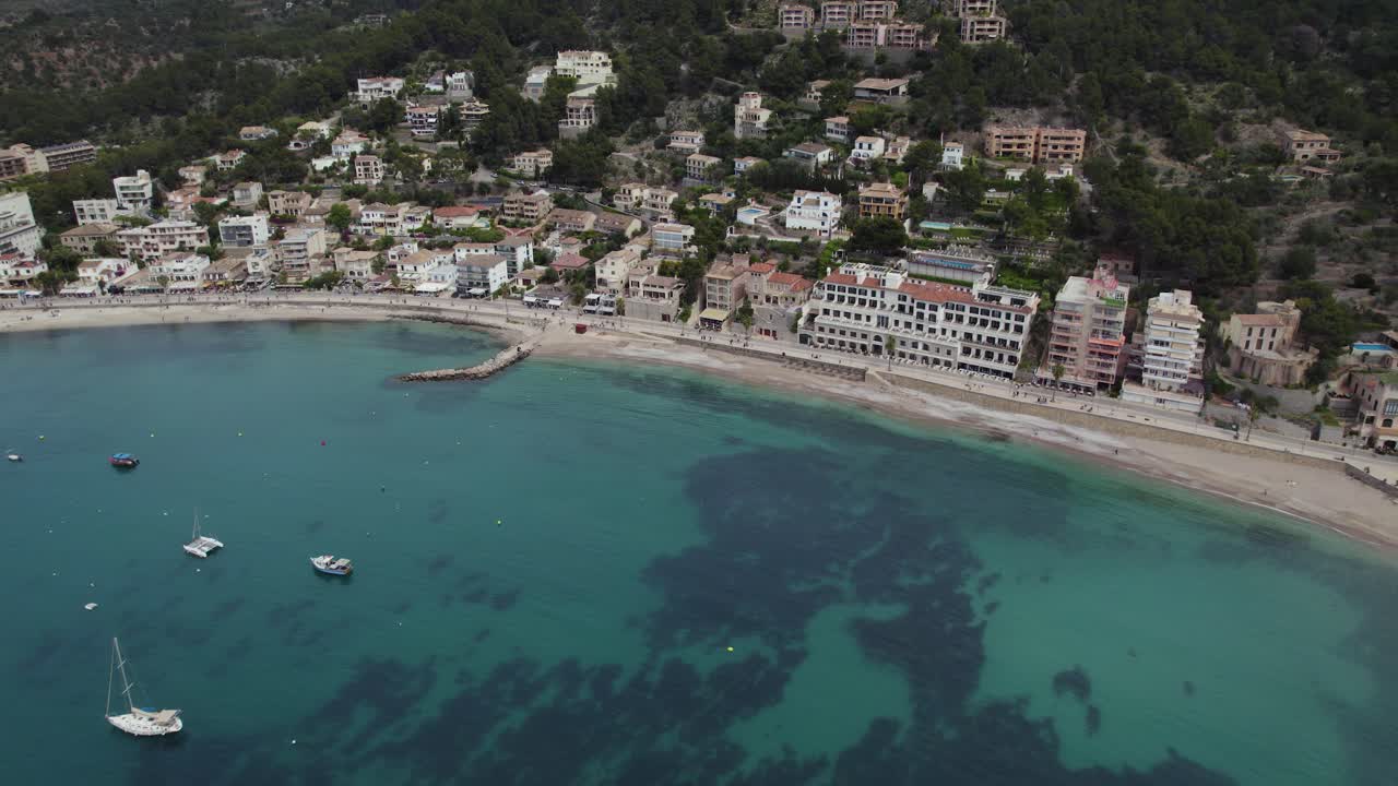 Vila e cidade portuária de Port de Sóller nas Ilhas Baleares, Maiorca, Espanha