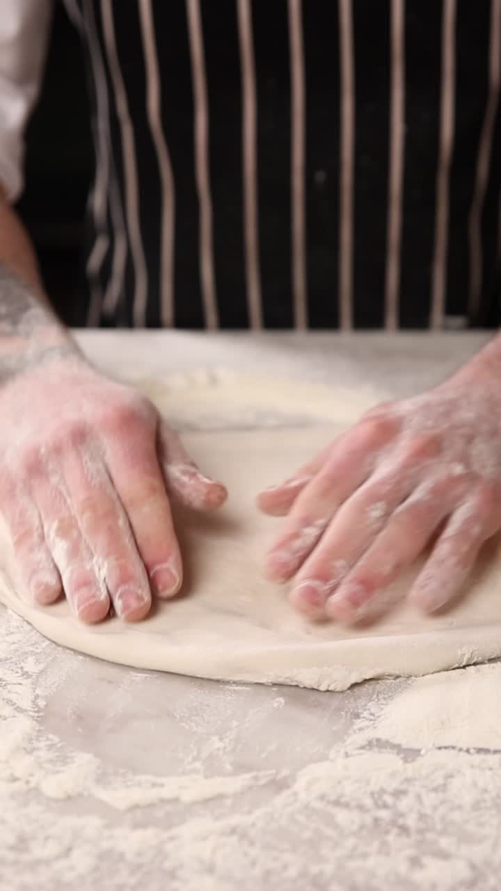 Chef che prepara l'impasto per la pizza