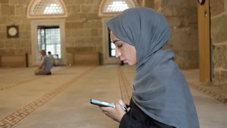 Frau-Liest-Mobilen-Koran