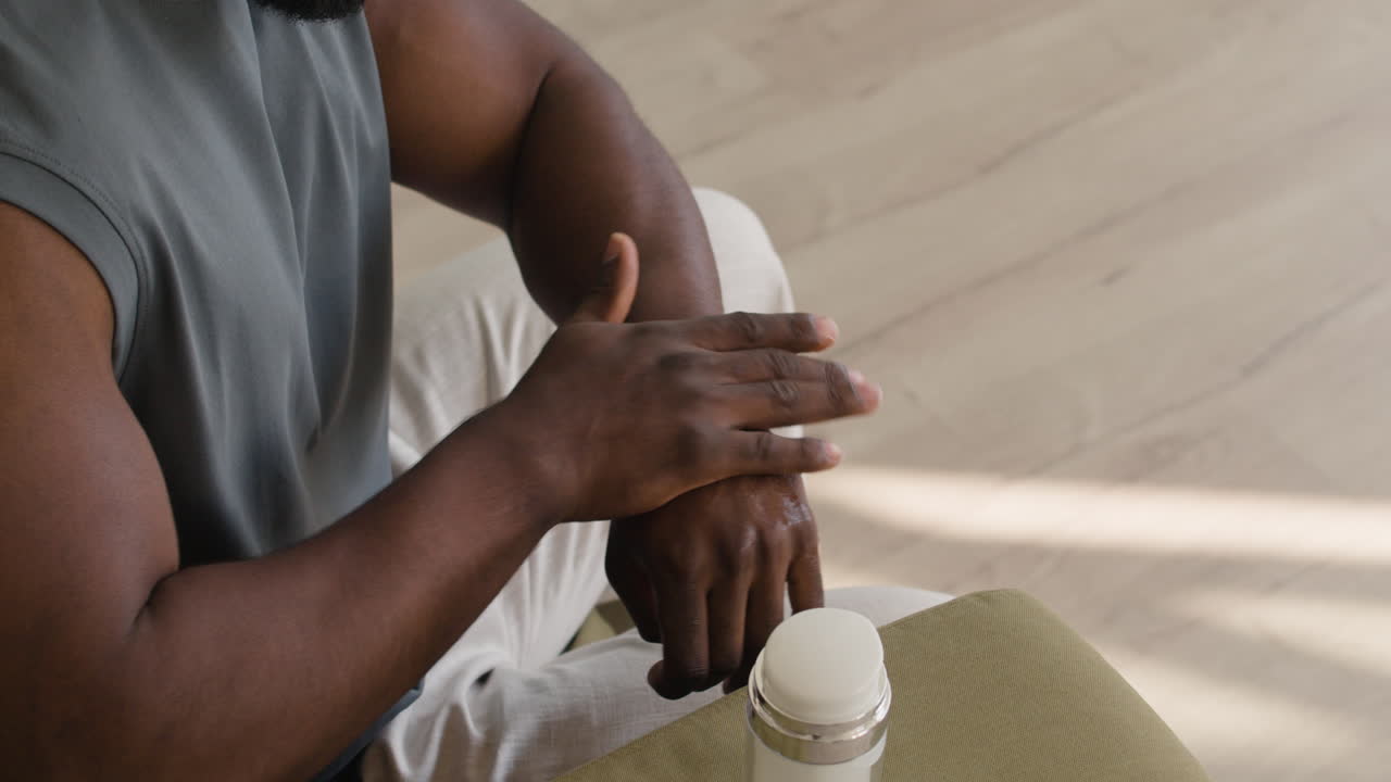 aplicación de crema en las manos