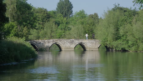 Stone-Bridge-Over-River-on-a-Sunny-Day-in-the-Cotsworlds,-England