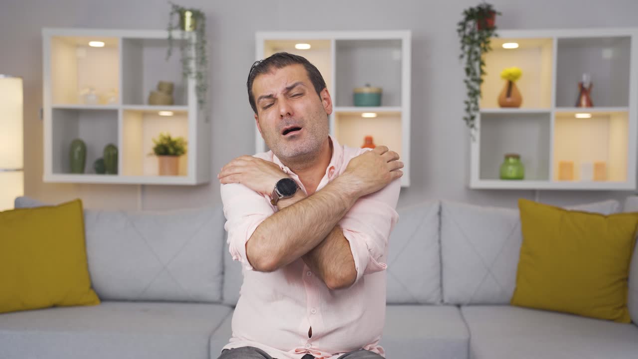 hombre con dolor de hombro.