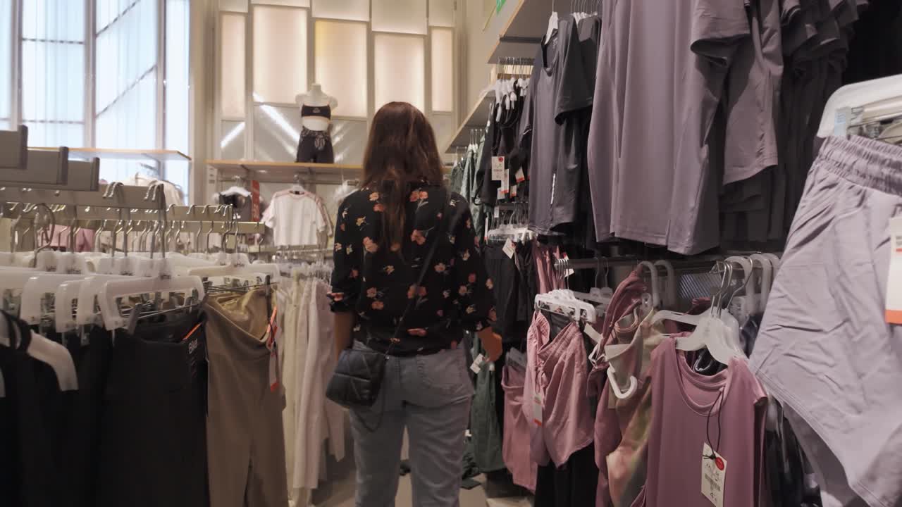 소매점 에서 옷 을 구입 하는 여자