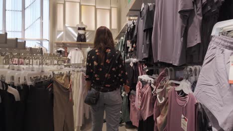 mujer comprando ropa en una tienda minorista