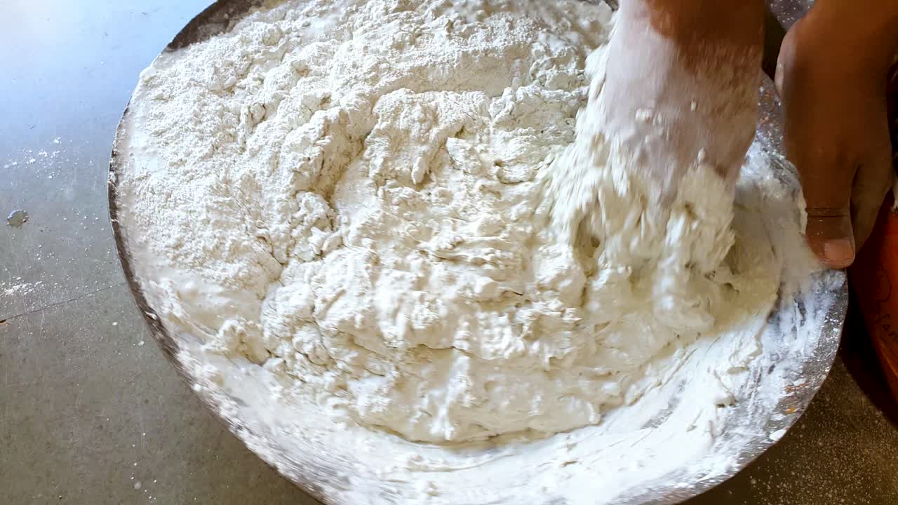 퍼티로 벽을 개조하기 위해 수동으로 페이스트 만들기