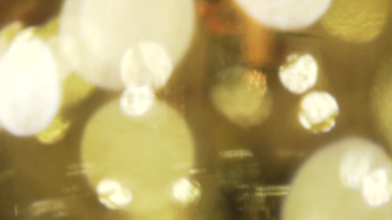 느린 동작으로 흐릿한 보케가 있는 배경의 노란색 추상 조명