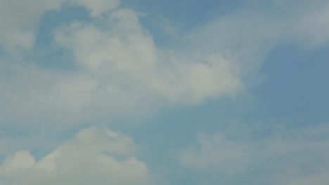 Timelapse-of-shifting-clouds-across-a-blue-sky,-capturing-the-dynamic-weather-patterns