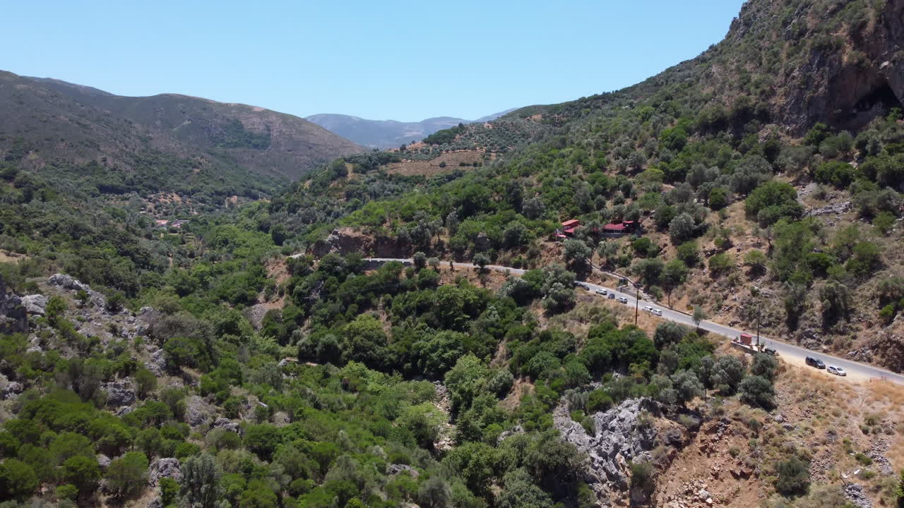 Vista da drone di un volo in una valle verde in un paesaggio estivo dal clima caldo.